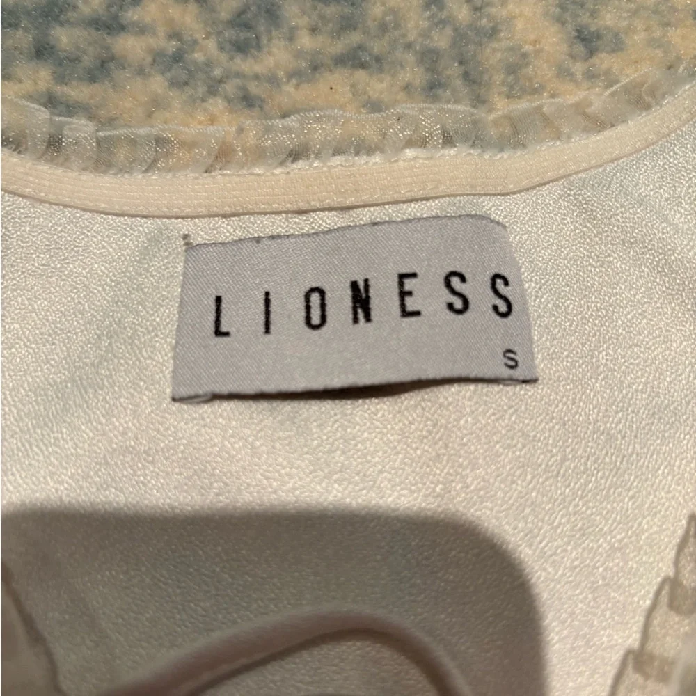 LIONESS small White Ruffled Crop Top tie front, puffy sleeves - Picture 6 of 8